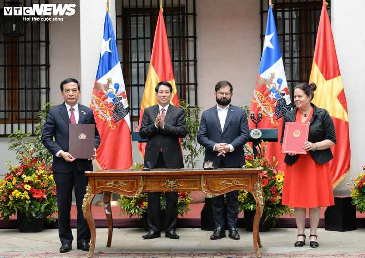 Bộ trưởng Quốc phòng Việt Nam và Bộ trưởng Quốc phòng Chile ký bản ghi nhớ hợp tác quốc phòng dưới sự chứng kiến của Chủ tịch nước Lương Cường và Tổng thống Chile. (Ảnh: Thu Trang)
