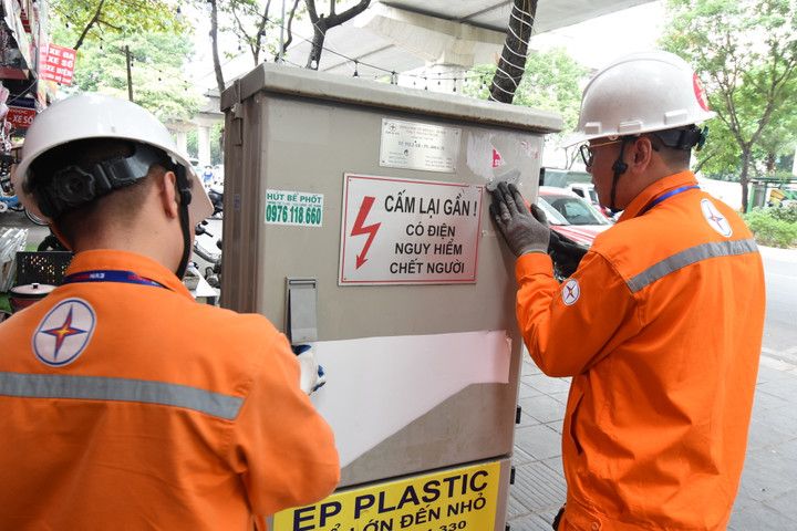 EVNHANOI khuyến cáo các hộ kinh doanh không dán quảng cáo lên tủ điện - 5
