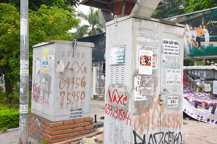 Các hộ kinh doanh nên chọn hình thức quảng cáo phù hợp, không tận dụng trạm điện tủ điện làm nơi dán quảng cáo, rao vặt.