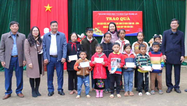 Đoàn công tác ngành Giáo dục Nghệ An tặng quà cho các em học sinh xã Mỹ Lý, huyện Kỳ Sơn
