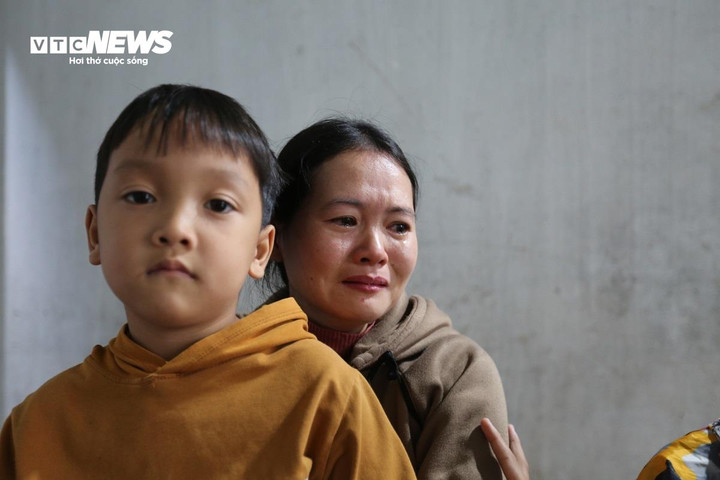 Chị Chung và các con chỉ mong gặp mặt anh Hoàng lần cuối. (Ảnh: T.T)