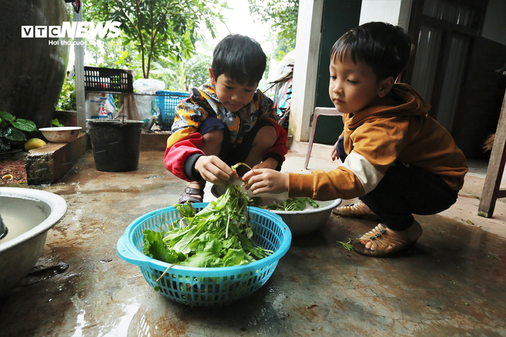 Hai đứa trẻ hiểu chuyện, phụ mẹ đủ thứ công việc khiến ai nấy cũng xót xa. (Ảnh: T.T)