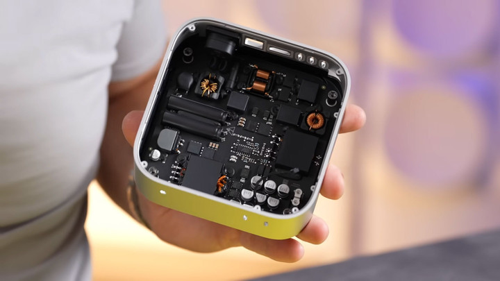 Bên trong Mac mini M4 các linh kiện điện tử được thiết kế nhằm tối ưu diện tích. (Ảnh: Max Tech)