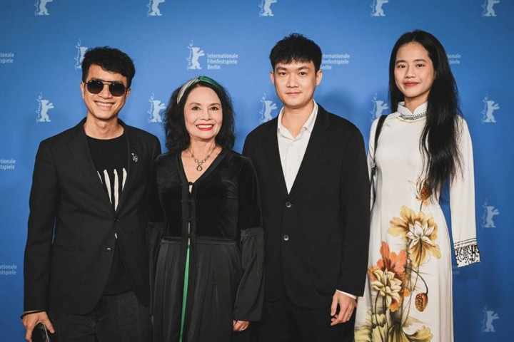 NSND Minh Châu cùng ê-kíp "Cu li không bao giờ khóc" tại LHP Berlin 2024.