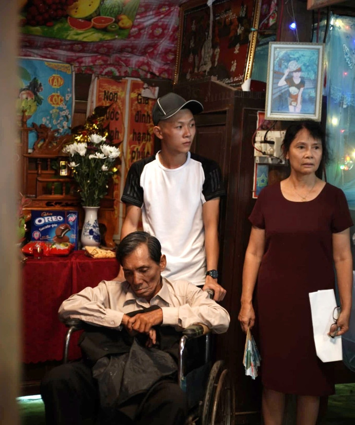 NSND Minh Châu và Thương Tín ở hậu trường phim.