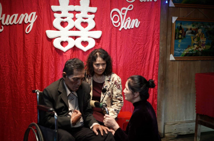 NSND Minh Châu và NSƯT Thanh Hiền cùng Thương Tín trong một cảnh quay.