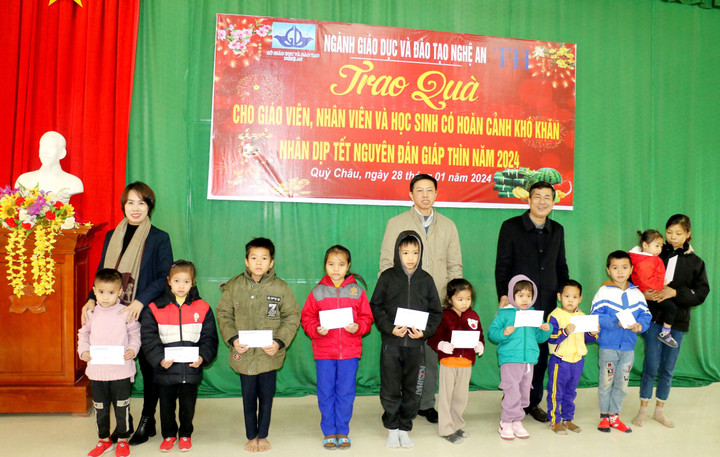 Đoàn công tác trao quà Tết cho học sinh huyện Quỳ Châu.