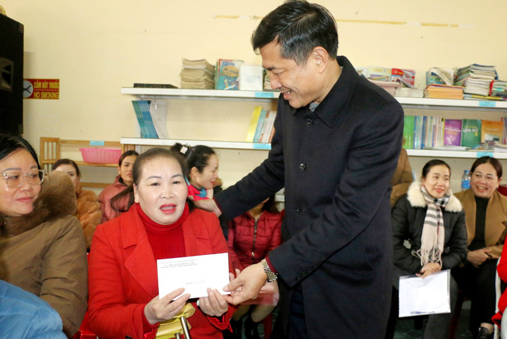 Giám đốc Sở GD-ĐT Nghệ An Thái Văn Thành trao quà Tết cho giáo viên ở huyện Quế Phong