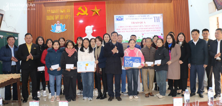 Ông Thái Văn Thành và đoàn công tác trao quà Tết cho giáo viên và học sinh trên địa bàn huyện Quỳ Hợp