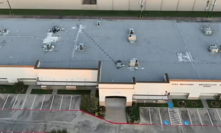 Thi thể nạn nhân được tìm thấy trên mái nhà. (Ảnh: ABC13)