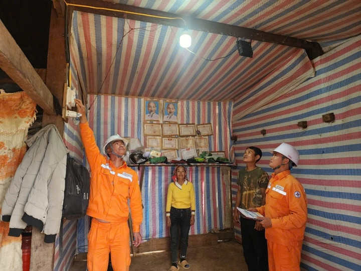 Cán bộ công nhân viên Điện lực Mường Tè – Công ty Điện lực Lai Châu - hướng dẫn hộ dân sử dụng điện an toàn, tiết kiệm.