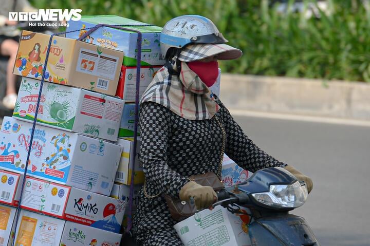 Nắng nóng cùng với bầu không khí ô nhiễm gây vất vả cho những người lao động mưu sinh ngoài trời.