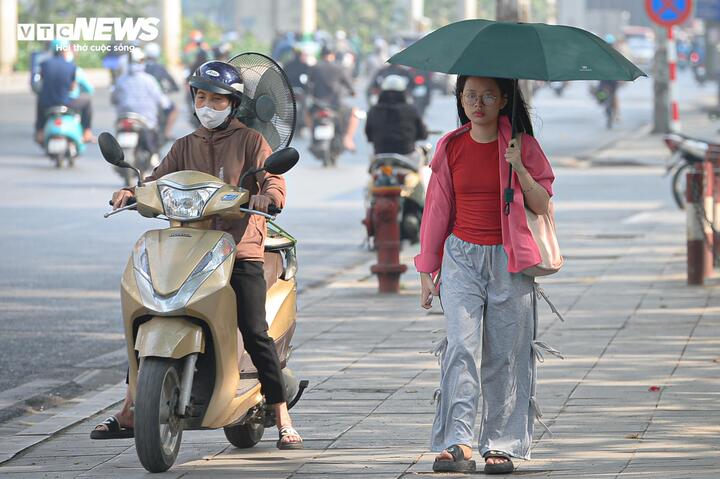 Bạn Nhung (ở quận Thanh Xuân) cho biết đã chuẩn bị quần áo ấm đón mùa đông từ tháng 10 nhưng không ngờ đến giữa tháng 11 thời tiết vẫn nắng nóng đến vậy.