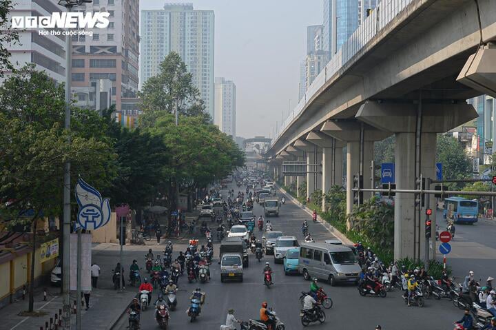 Hà Nội mịt mù ô nhiễm, nắng nóng bất thường giữa mùa đông khiến dân ngộp thở - 3