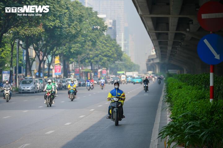 Nguồn phát thải từ phương tiện giao thông được cho là nguyên nhân hàng đầu dẫn đến sự gia tăng ô nhiễm không khí ở Hà Nội. Theo thống kê của Sở Giao thông vận tải Hà Nội, đến hết tháng 4, trên địa bàn Thủ đô có hơn 8 triệu phương tiện giao thông, trong đó có hơn 1,1 triệu ô tô và hơn 6,9 triệu xe máy với gần 73% phương tiện đã sử dụng trên 10 năm.