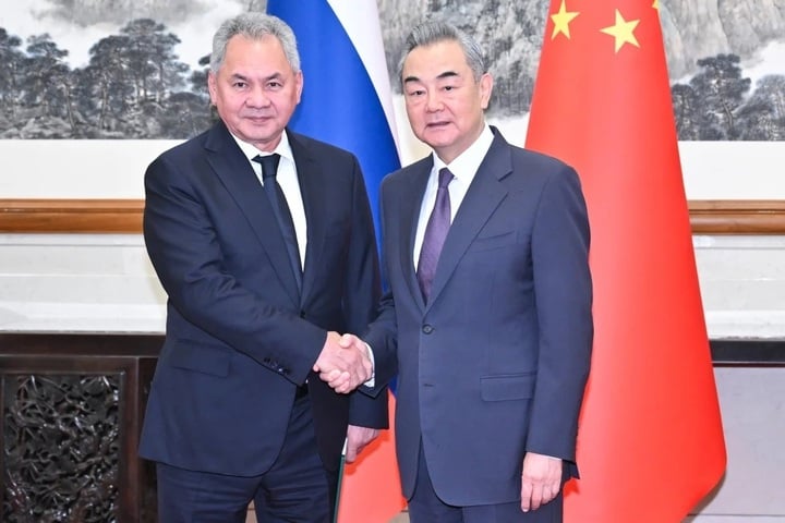 Thư ký Hội đồng An ninh Nga Sergei Shoigu và Ngoại trưởng Trung Quốc Vương Nghị gặp nhau tại Bắc Kinh, ngày 12/11. (Ảnh: Tân Hoa Xã)