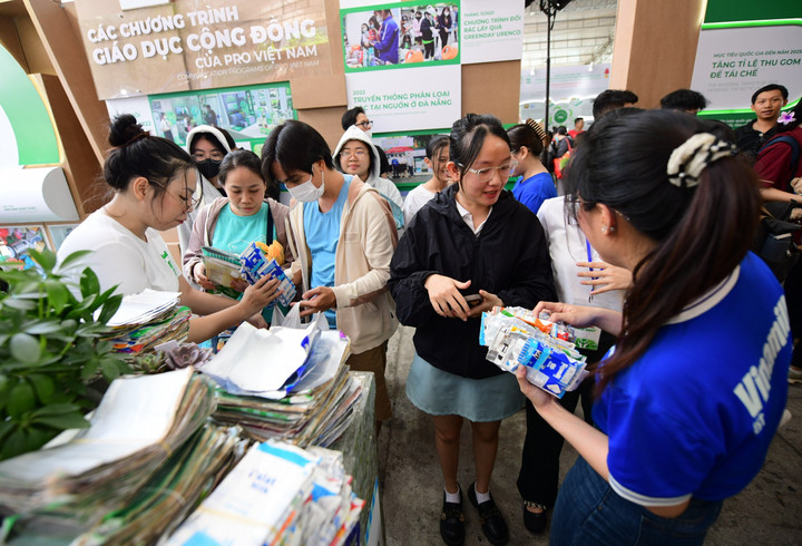 Vinamilk “bội thu” với hơn 11.000 vỏ thức uống các loại được mang đến để thu gom, tái chế; qua đó cho thấy sự hấp dẫn của chương trình “Vỏ xinh tái sinh” đang được doanh nghiệp đẩy mạnh để khuyến khích người tiêu dùng “sống xanh”. (Ảnh: Quang Định)