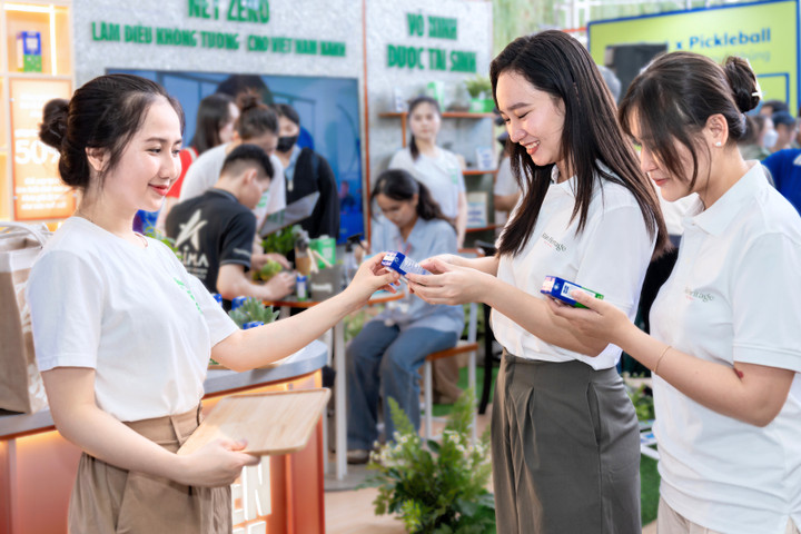 Vinamilk chia sẻ đến cộng đồng hành trình của những hộp sữa Green Farm bằng việc trải nghiệm tại chỗ, tìm hiểu thông tin về công nghệ hút chân không sữa, hay các thực hành xanh tại nhà máy, trang trại, giúp giảm phát thải và tiến đến trung hòa Carbon.