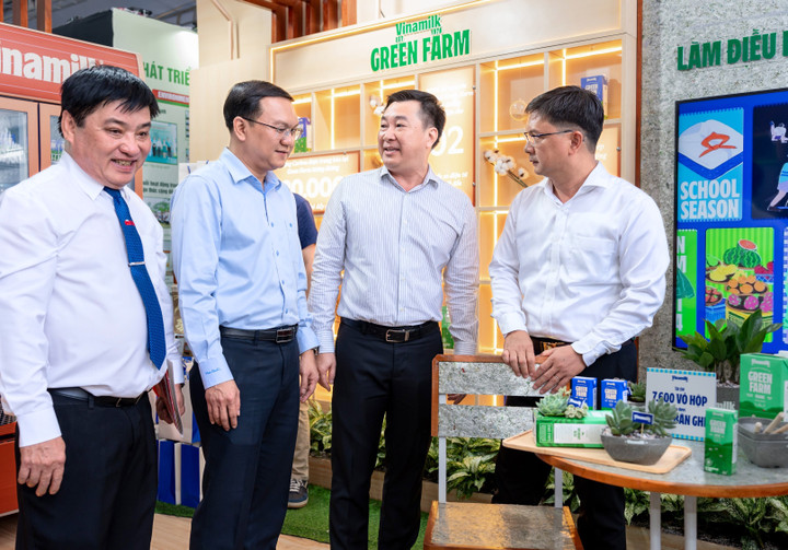 Ông Đỗ Thanh Tuấn, Giám đốc Đối ngoại Vinamilk (thứ hai từ phải sang) giới thiệu với đại biểu về các kế hoạch tiến đến Net Zero của Vinamilk vào năm 2050, cụ thể như giải pháp về công nghệ giảm phát thải, tiết kiệm tài nguyên, sử dụng năng lượng xanh và song song trồng rừng để hấp thụ carbon... Bước đầu, các thực hành này giúp Vinamilk có các trang trại và nhà máy đạt trung hòa Carbon theo chuẩn PAS 2060:2014 được quốc tế công nhận.