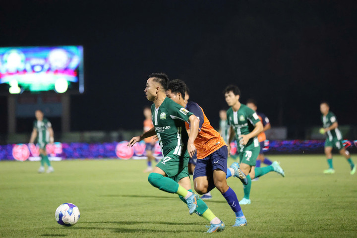 Bình Phước chiếm ưu thế trên sân.