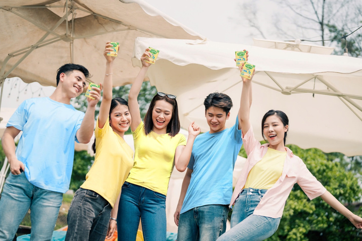 Với các thanh niên cứng thời đại mới, Fami Canxi chắc hẳn là trợ thủ đắc lực để nâng tầm sự cứng cáp cho xương, giúp bạn tự tin đương đầu mọi tình huống và giúp đỡ mọi người xung quanh.