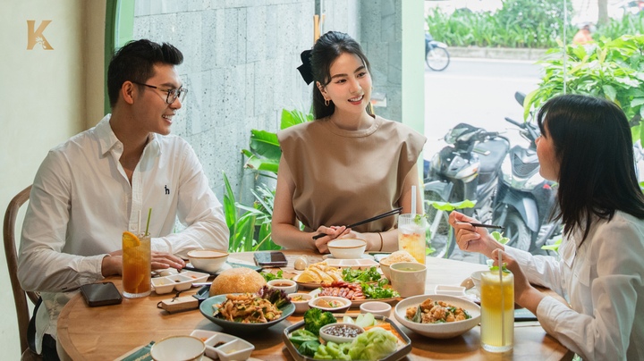 MC Mai Ngọc dùng bữa tại nhà hàng KAMPONG.