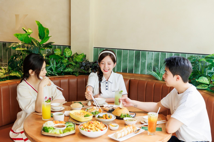 Diễn viên Ngọc Huyền dùng bữa tại nhà hàng KAMPONG.