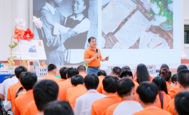 Ông Hoàng Nam Tiến có rất nhiều chương trình chia sẻ về sách tới các bạn học sinh, sinh viên.