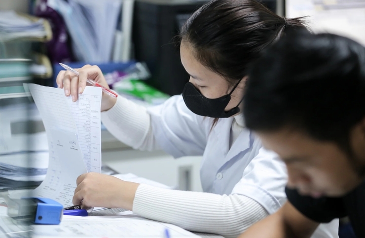 Nhân viên y tế làm công tác thanh toán viện phí cho người bệnh. (Ảnh minh hoạ: Như Loan)
