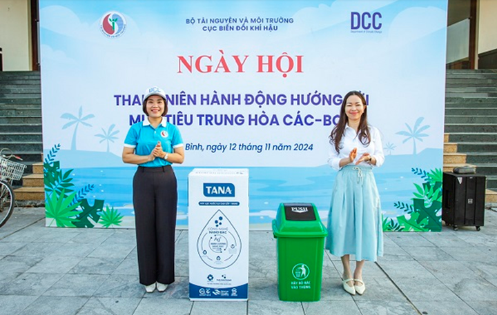 Bà Mai Kim Liên, Phó Cục trưởng cục Biến đổi khí hậu trao tặng các thiết bị năng lượng và thiết bị vệ sinh môi trường cho đại diện huyện Đoàn Thái Thụy, tỉnh Thái Bình.