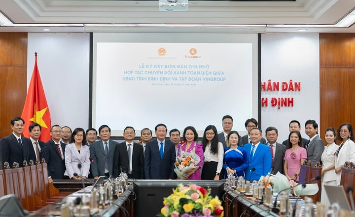 Ông Phạm Anh Tuấn - Chủ tịch UBND tỉnh Bình Định và bà Lê Thị Thu Thủy - Phó Chủ tịch Tập đoàn Vingroup tại lễ ký kết.