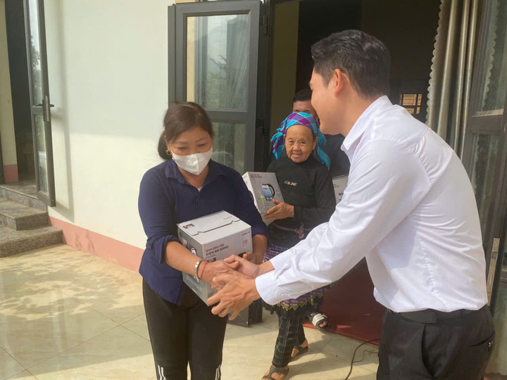 MediaMart hỗ trợ người dân khắc phục hậu quả sau bão Yagi - 4