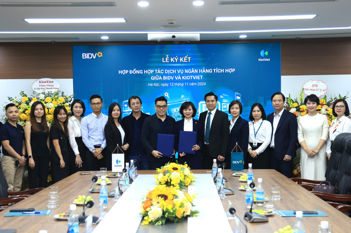 Bà Đỗ Thị Thanh Huyền - Giám đốc Ban Chính sách sản phẩm bán buôn BIDV và ông Đỗ Tuấn Anh - Phó TGĐ KiotViet - ký kết thỏa thuận hợp tác.