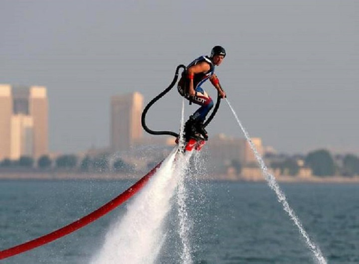 Flyboard là thiết bị bay cá nhân sử dụng lực đẩy của nước.
