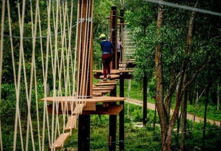 Người chơi được mặc đồ bảo hộ tương tự đồ leo núi chuyên nghiệp.