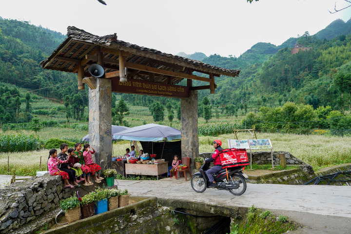 Một shipper đang trên đường giao hàng.