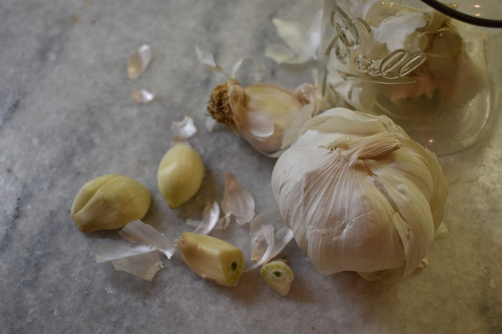 Những củ tỏi có vỏ màu đen hoặc xám, các tép tỏi bị nhũn, có mùi lạ thì rất có thể đó là tỏi đã bị mốc hoặc hư hỏng không nên mua. (Ảnh: Pixabay)
