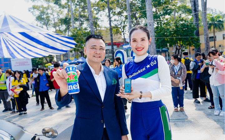 NSND Tự Long với kết quả đo nồng độ cồn bằng 0.0% sau khi thưởng thức Heineken 0.0