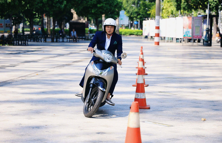 NSND Tự Long vững tay lái tại thử thách lái xe an toàn với địa hình mô phỏng.