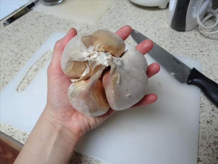 Nên chọn những củ tỏi có kích thước vừa phải, tròn đều và chắc tay. Tránh mua tỏi có kích thước quá lớn hoặc nhỏ. (Ảnh: Walmart)