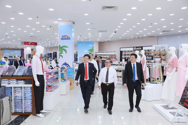 Ông Phạm Trung Kiên, Phó Tổng Giám đốc Saigon Co.op, Tổng Giám đốc SCID (bên trái), giới thiệu Sense City Cần Thơ với Chủ tịch UBND TP.Cần Thơ Trần Việt Trường (giữa).