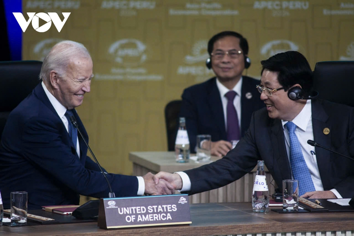 Chủ tịch nước Lương Cường và Tổng thống Mỹ Joe Biden tại Diễn đàn Hợp tác kinh tế châu Á - Thái Bình Dương (APEC) 2024.