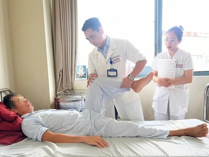 Bác sĩ đang thực hiện thăm khám và điều trị cho bệnh nhân T. (Ảnh: BVCC)