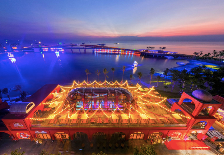 Nhà hàng bia nổi bật với sắc đỏ và mái vòm kính thấu tầng.