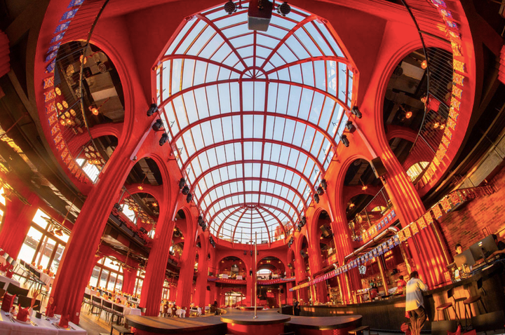 Không gian rực rỡ ánh sáng đưa nơi đây trở thành điểm check-in có một không hai.