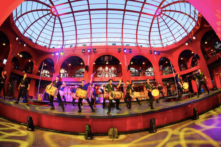 Show Malambo với vũ điệu khoẻ khoắn hâm nóng bầu không khí trong nhà hàng.