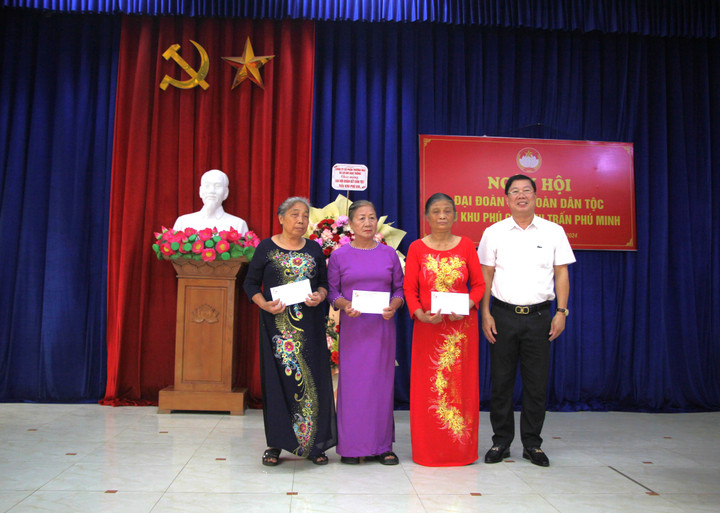 Ông Trần Quang Trung, Bí thư Đảng ủy Thị trấn Phú Minh, Phú Xuyên tặng quà cho các cụ cao tuổi và hộ cận nghèo.