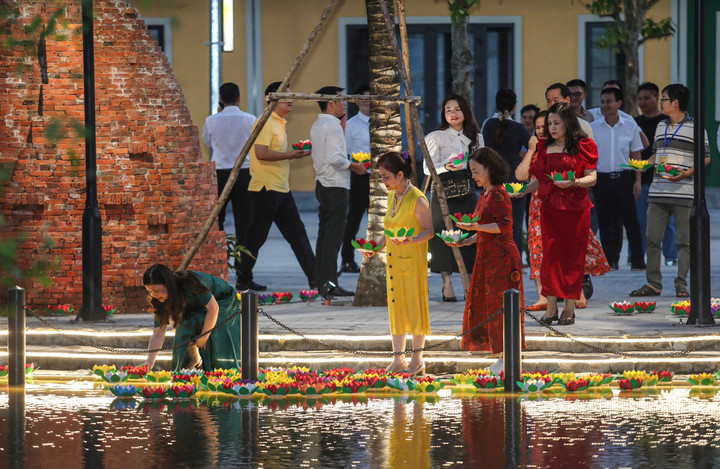 Nhân dịp khai trương tuyến phố đi bộ, lễ thả hoa đăng được tổ chức trên bến sông Cái Cá (dòng sông chảy bao quanh khu dân cư Phước Thọ).