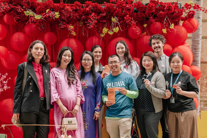 Lễ hội Xuân quê hương nổi bật với nhiều hoạt động quảng bá văn hóa Việt Nam, thu hút sự tham gia của đông đảo du học sinh, kiều bào và bạn bè quốc tế.