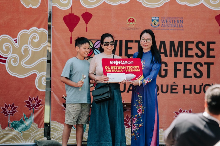 Bà Nguyễn Thanh Hà, Tổng lãnh sự Việt Nam tại Perth trao các phần thưởng giá trị cho các khán giả may mắn và cũng là dịp để các Doanh nghiệp tên tuổi của Việt Nam giới thiệu đến các sắc dân bạn bè quốc tế có mặt trong sự kiện.